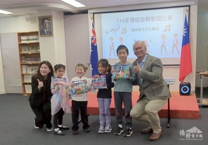 雪梨文教中心主任江佳慧與第一名學生合影