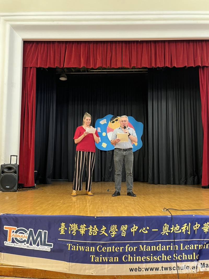 兩位TCML學員首次擔綱全場主持，以華語引導流程，表現穩健獲得觀眾熱烈掌聲