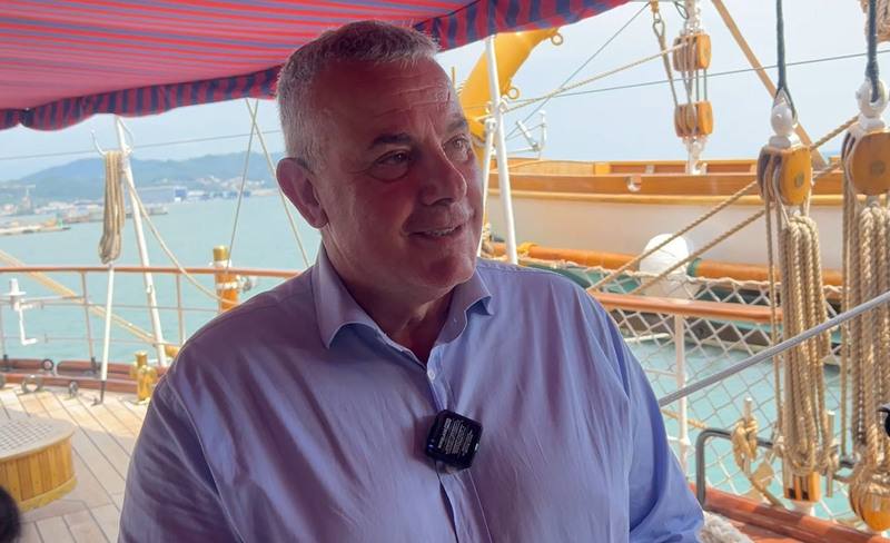 義大利拉斯佩齊亞市公共工程局長西米諾向中央社記者描述韋斯普奇號的歷史與典故。