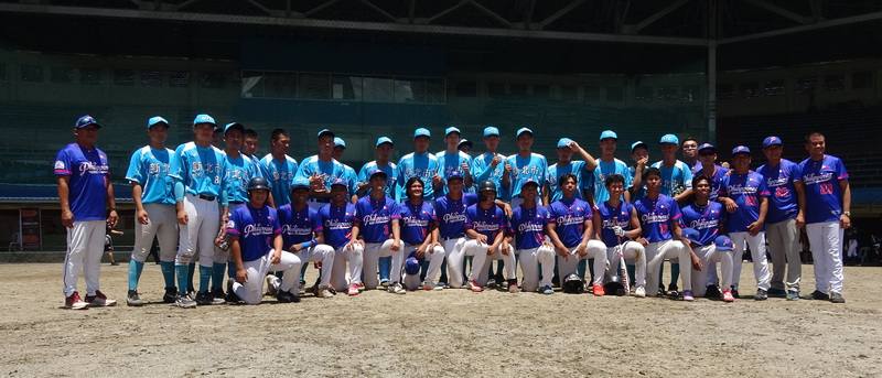 2025年小馬聯盟帕馬級亞太區青棒錦標賽24日在馬尼拉進行第2天賽事，由新北市穀保家商青棒隊代表出征的台灣隊，以12比0輕取菲律賓丹轆市隊，雙方選手賽後合影。