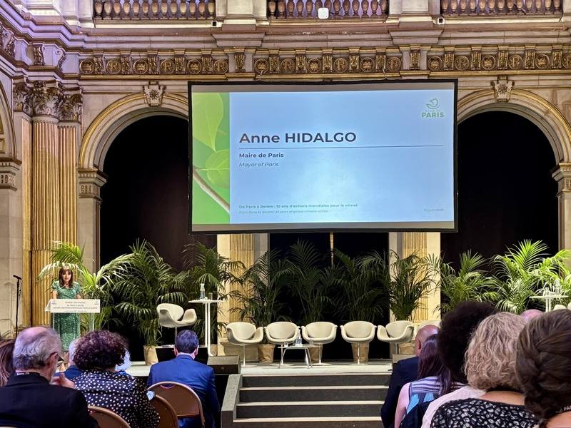 巴黎市長伊達戈於23日巴黎氣候協定市長峰會開幕致詞時表示，全球人類居住與資源消耗都集中於大城，位於第一線的市長為重要角色。