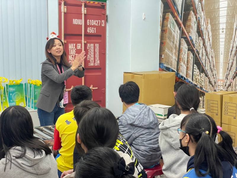 基隆市碇內國中在阿碇便利店內體驗物流專員，接訂單-理貨-包裝-出貨，一系列完整程序