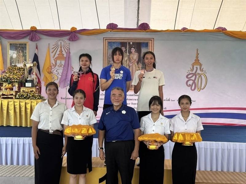 Taiwanese heptathlete Lin Pei-hsuan (back row, enter) poses with her gold medal alongside other medalists at the 2025 Thailand Open Track & Field Championships on Tuesday. Photo courtesy of Chen Hung-chieh