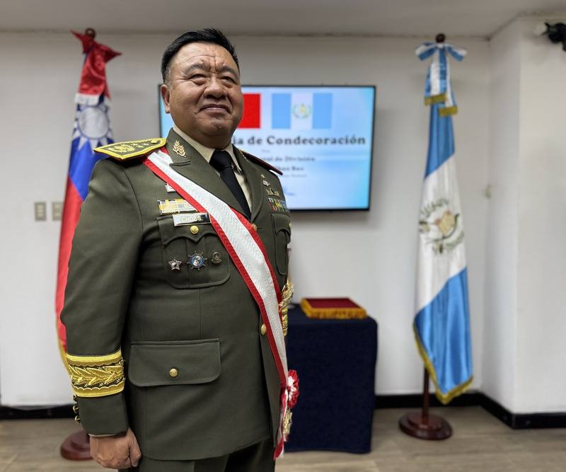 受贈勳的瓜地馬拉參謀總長裘思中將曾是台灣國防部獎學金受獎生，兩度赴台深造，並曾擔任瓜地馬拉駐台武官，與台灣淵源深厚。裘思總長也強調，台灣就是他的「第二故鄉」。