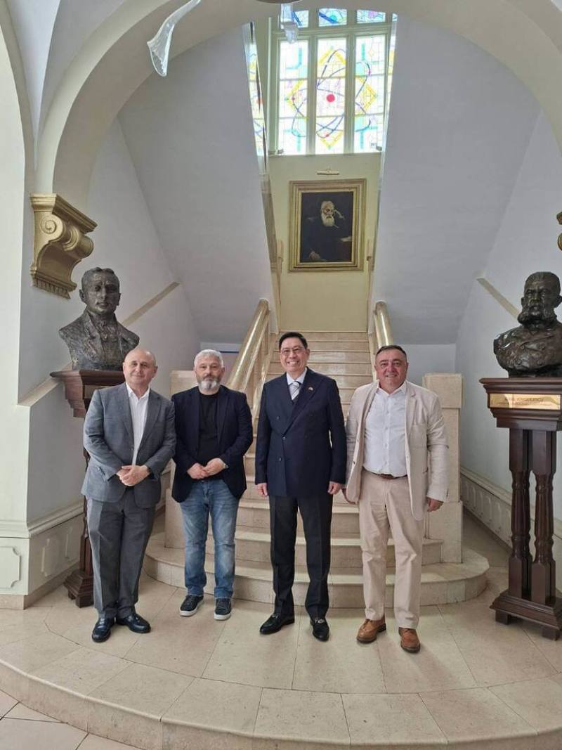 駐斯洛伐克代表李南陽（右2）於24日與羅馬尼亞布澤烏市副市長Ionut Apostu（右1）共同主持台羅智慧能源及智慧農業兩項合作案結案儀式，羅台協會主席達莫夫（左1）、B.P. Hasdeu中學校長Relu Olteanu（左2）親自出席見證。（駐斯洛伐克代表處提供）