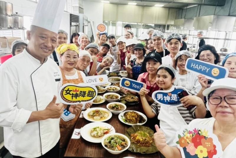 弘光科技大學舉辦「異國料理文化交流」活動，由弘光科技大學餐旅管理系老師曾楷翔（左1）授課。（弘光科大提供）