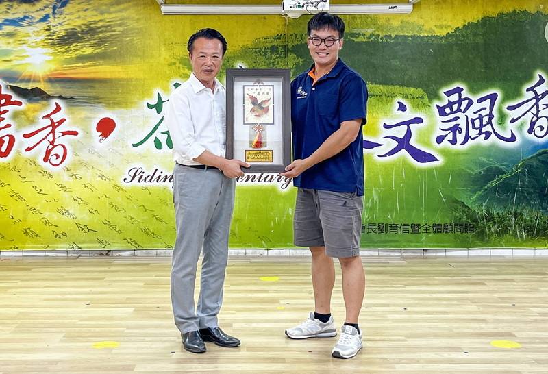 嘉義縣114年度大阿里山茶區清香烏龍茶製茶技術競賽在番路鄉隙頂舉行，24日揭曉結果，茶農李柏蒼（右）手製茶葉香氣層次分明、榮獲冠軍，由縣長翁章梁（左）頒發優勝獎牌。