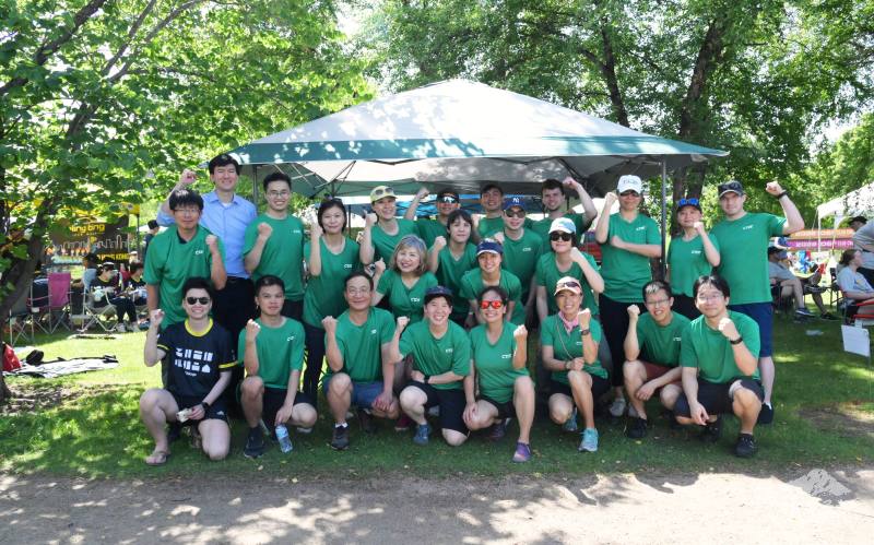 臺灣龍舟隊隊長林辛承 (前排右1) 、 駐芝加哥辦事處副領事孫鵬翔 (後排左2) 、 文教中心主任蔡季穎 (後排左1) 與臺灣龍舟隊合影