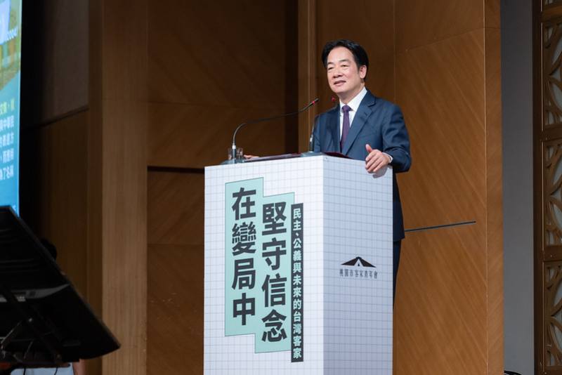 賴清德總統24日晚間前往桃園出席「桃園市客家青年會『在變局中堅守信念－民主、公義與未來的臺灣客家論壇』」，並進行「團結國家十講」第二講談「團結」