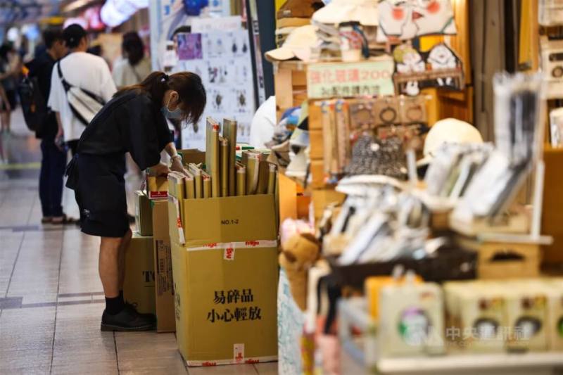 圖為台北市中正區零售店員工整理包裝紙箱。（中央社檔案照片）