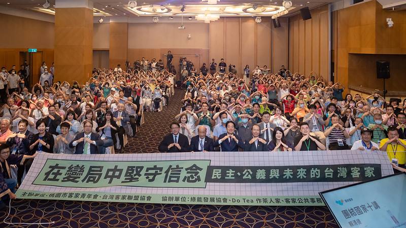 總統和出席人員合影