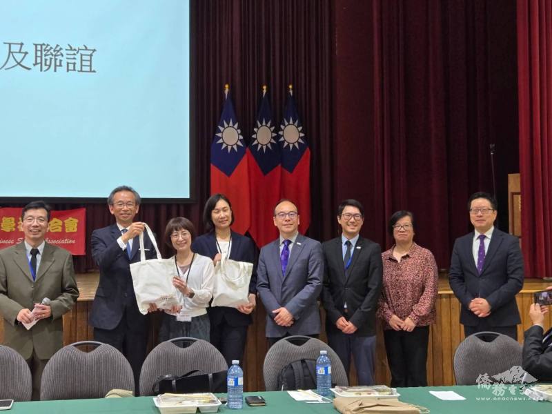 由駐多倫多辦事處處長梁毅鵬代表主辦單位致贈紀念品予兩位講座