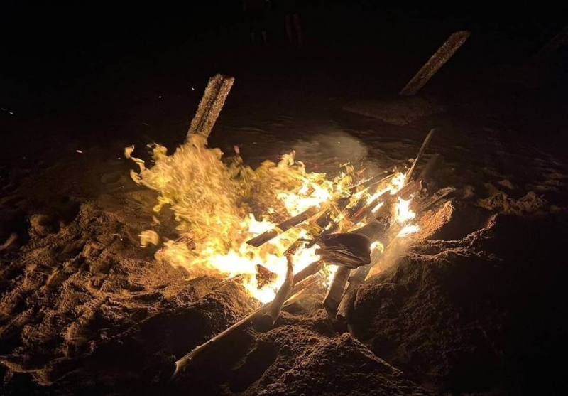 金門縣日前因海漂豬屍檢出非洲豬瘟病毒，農業部公告暫停金門豬隻及產品輸台，至24日因無疫情傳出，豬肉輸台禁令自動解除。圖為金門防疫所人員日前獲報到海漂豬屍所在地執行檢體採樣，並就地焚燒掩埋。（金門縣動植物防疫所提供）