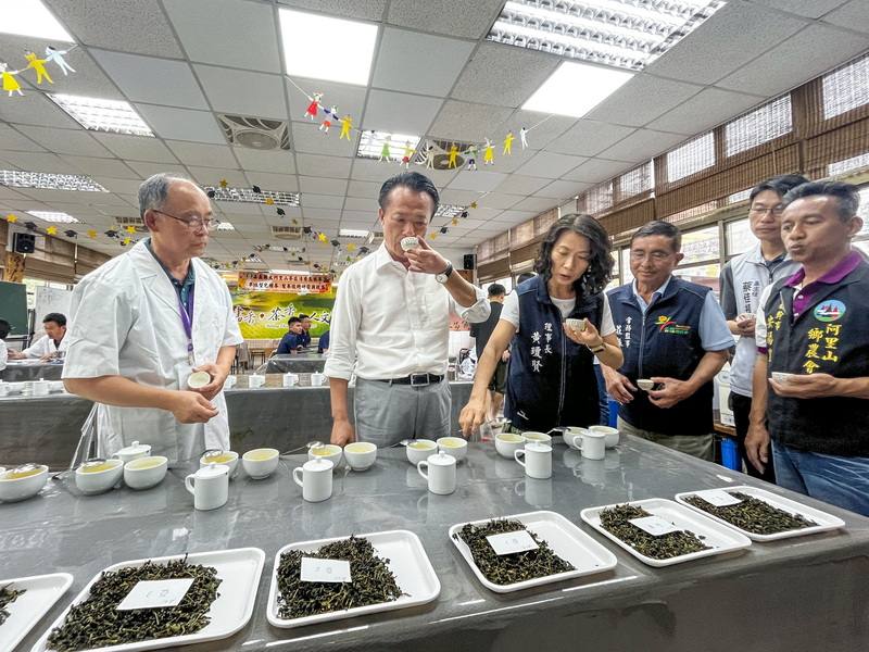 嘉義縣114年度大阿里山茶區清香烏龍茶製茶技術競賽23日起連續2天在番路鄉舉行，24日下午頒獎，縣長翁章梁（左2）親自出席，現場品茗。