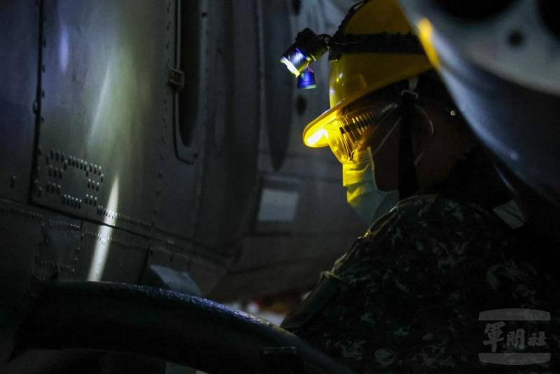 地勤人員於停機坪實施各項檢查。（青年日報提供）