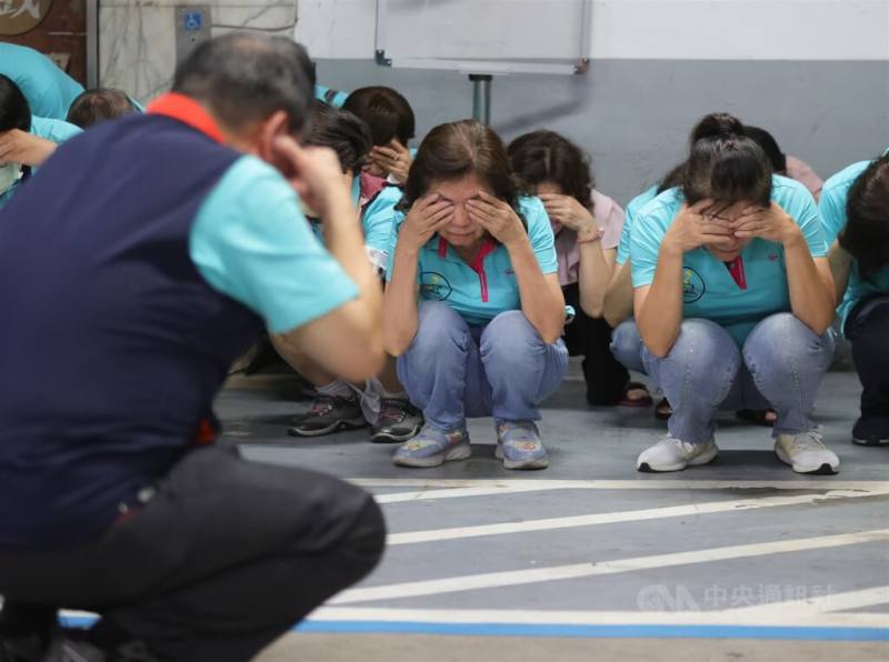 圖為去年萬安演習，民眾配合演習前往台北市永樂市場地下室避難。（中央社檔案照片）