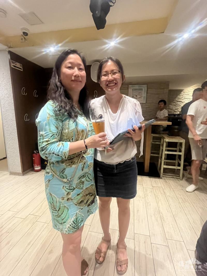 德中臺灣商會滿任會長甘碧鳳(左)與新任會長蕭姿慧(右)