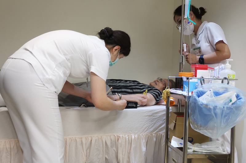 A nurse administers a newly approved Alzheimer's drug to a patient on Monday. CNA photo June 23, 2025