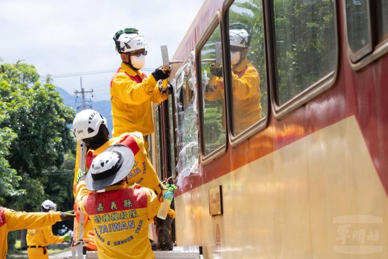 嘉義特種搜救隊實施救援