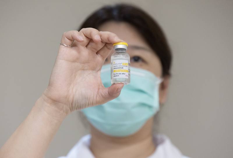 A medical worker holds up a single-dose vial at Far Eastern Memorial Hospital (FEMH) in New Taipei on Monday. CNA photo June 23, 2025