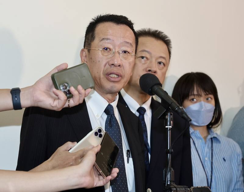 中國紀念抗戰勝利活動，將邀請國民黨抗日老兵前往觀禮，國防部長顧立雄（左）25日在立法院受訪表示，對日抗戰是在中華民國率領下贏得勝利，這點無庸置疑，而中國一貫用統戰伎倆分化台灣社會的團結，希望民眾及退役官兵有所警惕，不要受中國誘惑。