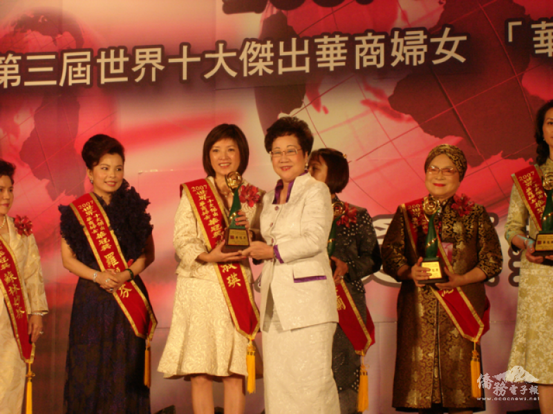 2007年，黎淑瑛獲「華冠獎」殊榮後開啟與世華的緣分，並擔任過美南分會會長，以及全球正、副總會長。