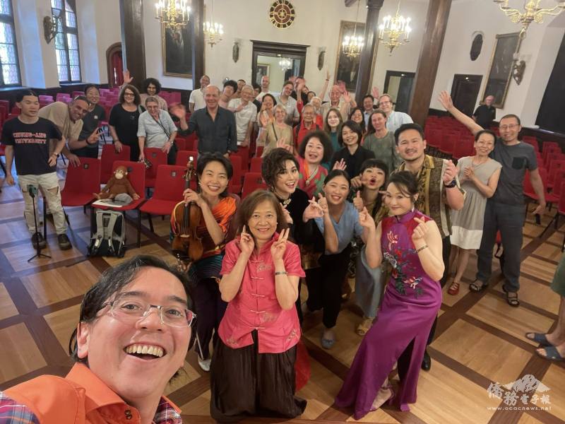 佛萊堡巡迴場次，音樂家與現場觀眾開心自拍