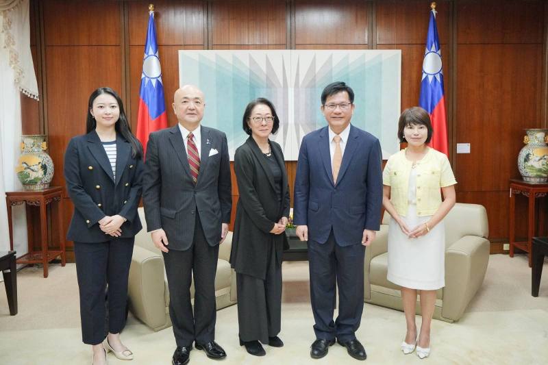 圖說三：外交部長林佳龍（右二）與前聯合國秘書長防減災事務特別代表水鳥真美女士（右三）及與會貴賓合影。