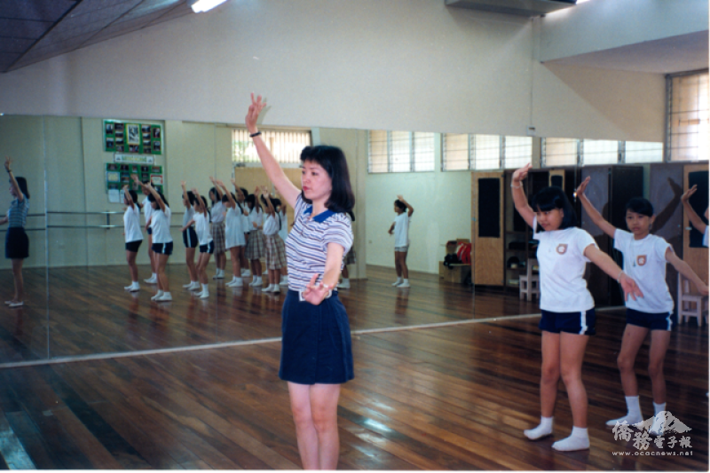 打理旅館事業之餘，黎淑瑛早年也擔任僑委會海外民俗文化種子教師，勤赴中南美洲僑校傳承舞蹈。(圖為巴拿馬中巴中文學校授課情景)