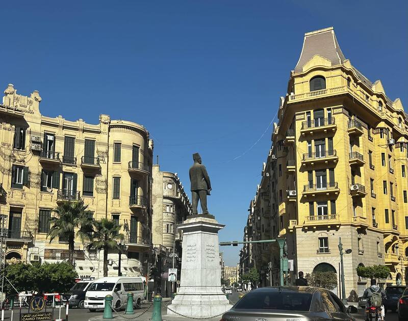 埃及為力拼觀光，近年積極為市中心百年歷史古蹟建築物進行維修工程。圖為開羅市中心解放廣場附近的Talaat Harb圓環，周圍建物皆已完成重新粉刷。