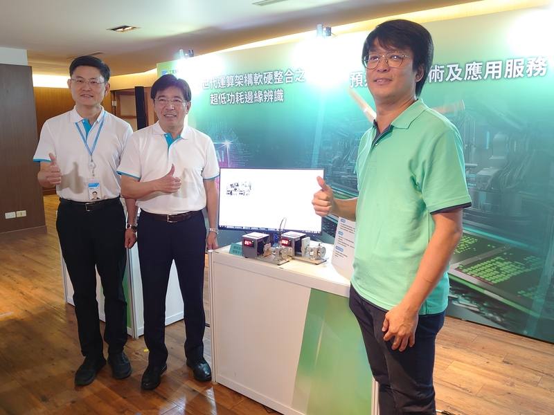 工研院預兆診斷技術及應用結合AI演算法及30年機械數據，能夠即時監測、預測設備壽命，並診斷故障，協助企業預警異常，降低維修成本與停機風險，已出貨超過1500套，服務逾200家企業，獲產業化貢獻獎。