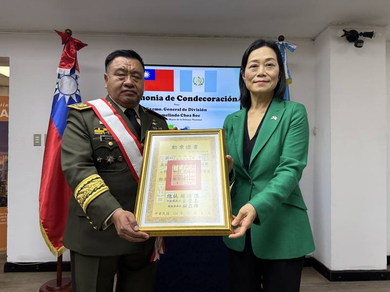 駐瓜地馬拉大使張俊菲（右）強調，裘思總長（左）力挺台瓜邦誼，擴大軍事交流、協助台灣駐瓜地馬拉武官處推動軍事外交，榮獲勳章當之無愧。