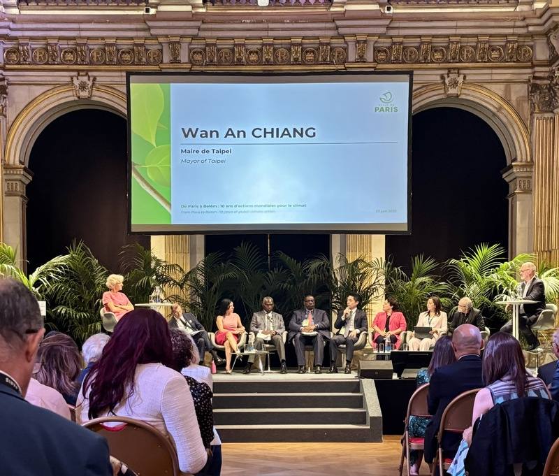 Taipei Mayor Chiang Wan-an (seated, fifth from right) shares Taipei's environmental policies with other attendees during the Paris summit. CNA photo June 24, 2025