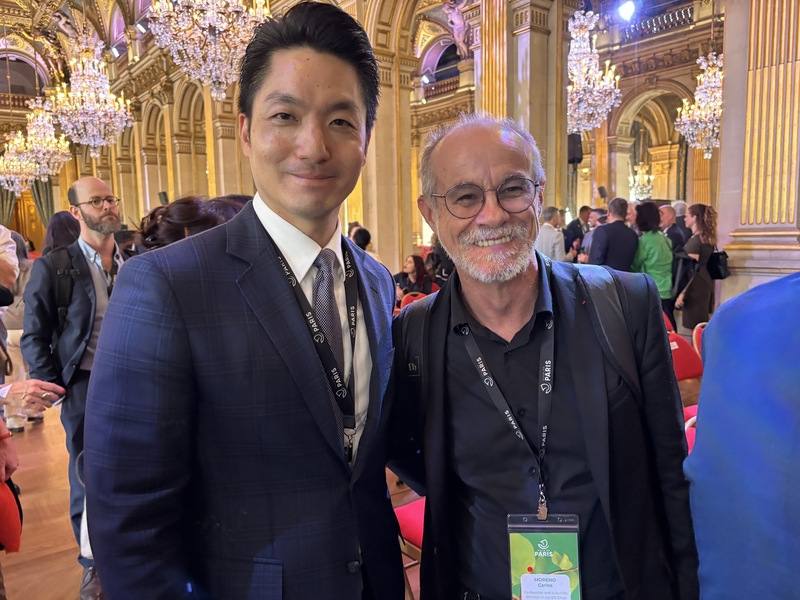 Taipei Mayor Chiang Wan-an (left) poses for a photo with Franco-Colombian researcher Carlos Moreno at the summit in Paris on Monday. CNA photo June 23, 2025