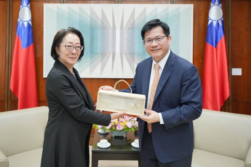 圖說二：外交部長林佳龍（右）致贈前聯合國秘書長防減災事務特別代表水鳥真美女士（左）台灣阿里山金萱茶禮盒。