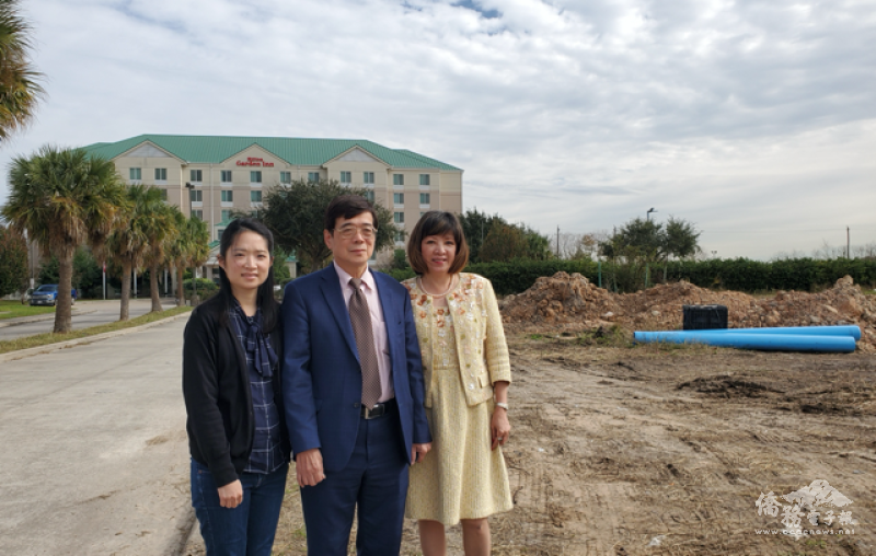 2004年，黎淑瑛(右)與先生許文忠(中)自建並獨立經營希爾頓花園旅館(後方建築)，近年也於旅館前方空地開啟「亞洲城」計畫。