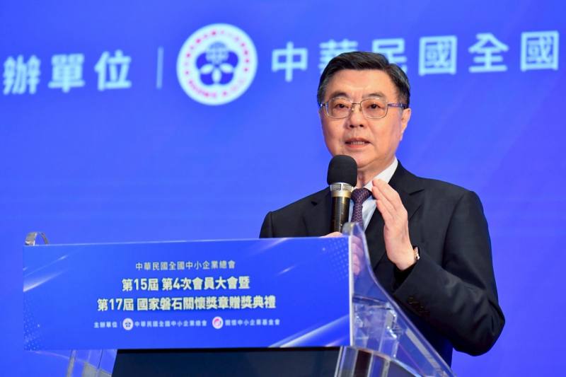 行政院長卓榮泰24日出席「中華民國全國中小企業總會第15屆第4次會員大會暨第17屆國家磐石關懷獎章贈獎典禮」