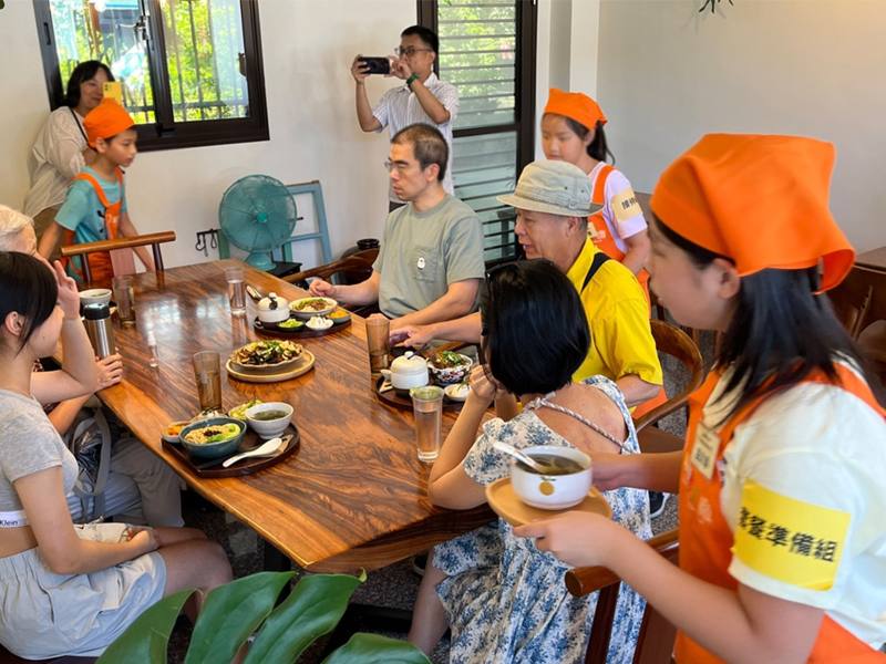宜蘭縣宜蘭國中與文青麵店攜手合作，將真實營業情境搬進教學現場