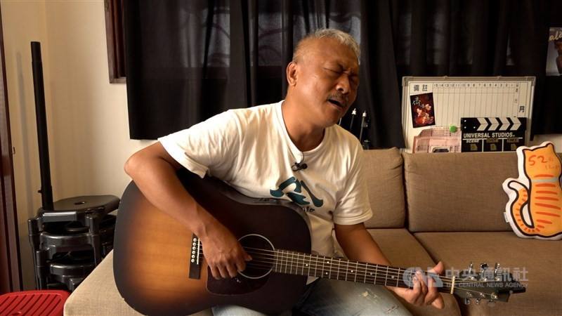 Singer-songwriter Hsieh Ming-yu performs one of his songs in a recent interview with CNA. CNA photo June 25, 2025