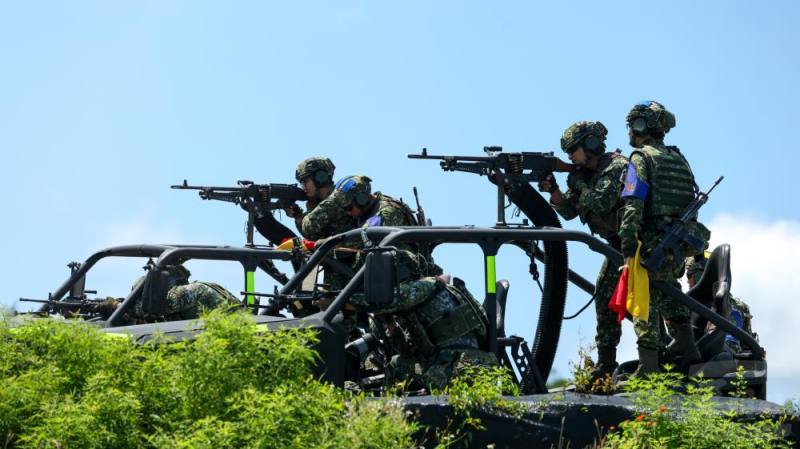 特戰官兵實施地空導引，協同AH-1W攻擊直升機對假想敵射擊。（青年日報提供）