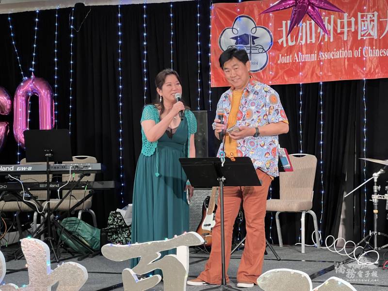 北加州校聯會會長奚藻勳(左)致詞