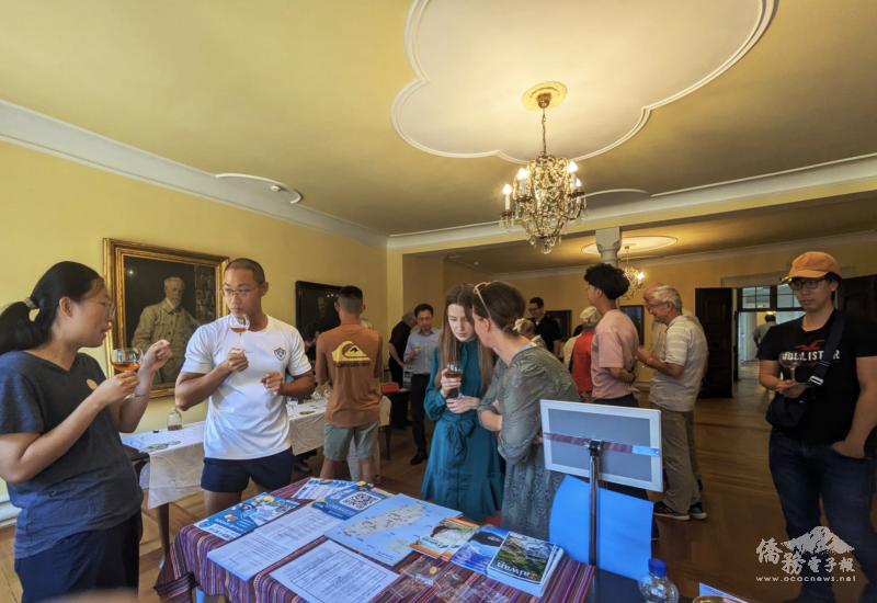 佛萊堡巡迴場次的中場休息時間，由歐洲臺灣精品茶學會準備冰鎮臺灣茶為來賓消暑