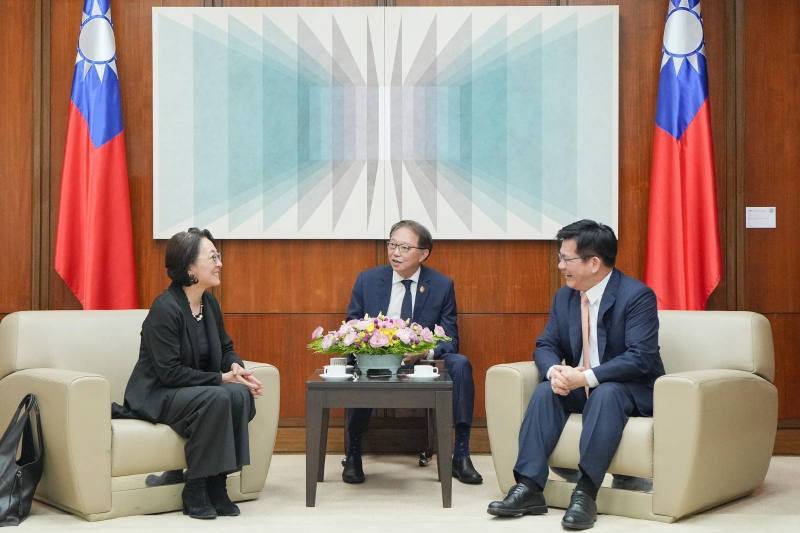 圖說一：外交部長林佳龍（右）與前聯合國秘書長防減災事務特別代表水鳥真美女士（左）就全球防減災及台日雙邊與多邊合作等議題交換意見。