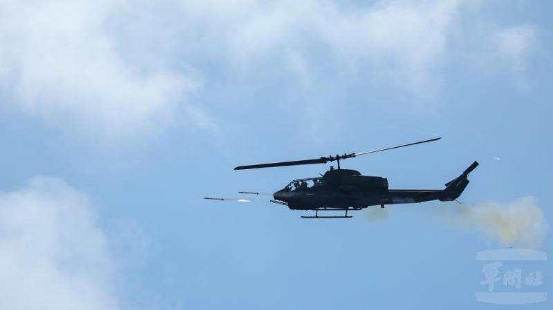AH-1W攻擊直升機向目標區發射2.75吋海神火箭彈。（青年日報提供）