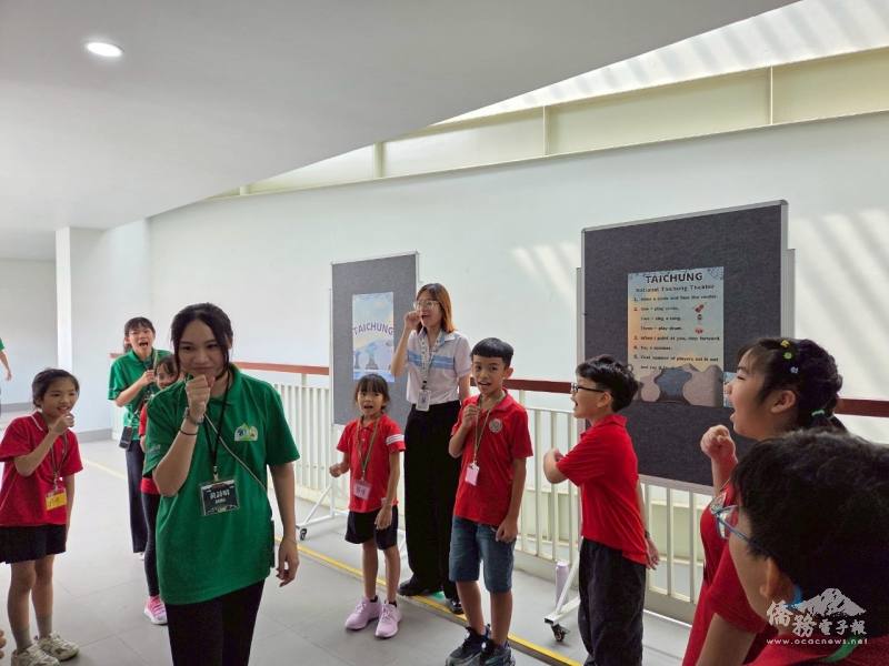 此次營隊特別設計臺灣環島鐵路為主題的英語闖關活動