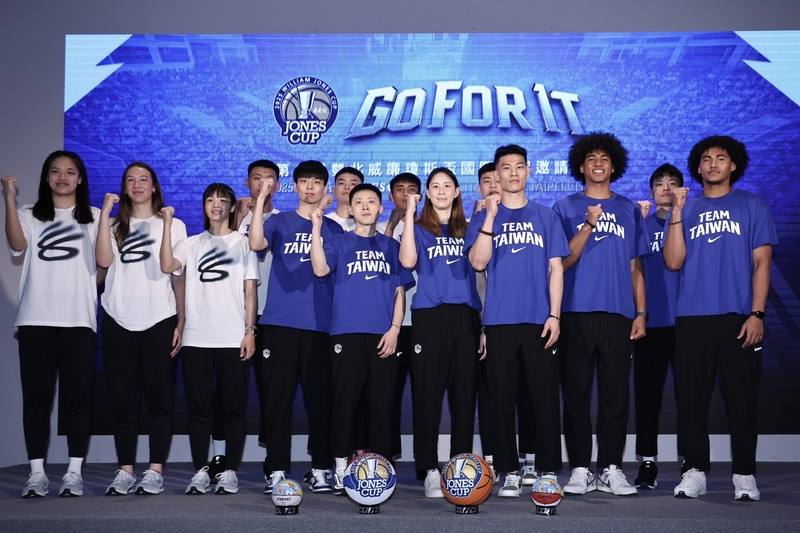 圖為2025年雙北瓊斯盃籃球賽7月將登場，球員代表齊聚留影。（中央社檔案照片）