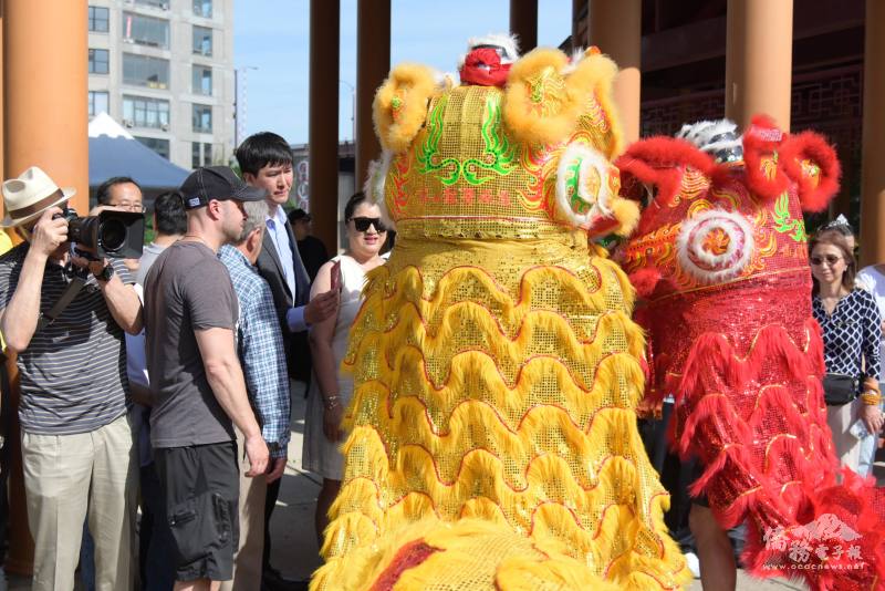 孫鵬翔 (左邊最高者) 代表駐芝加哥辦事處處長類延峰出席，致贈紅包給舞獅