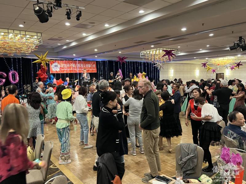 全場賓客盡情起舞