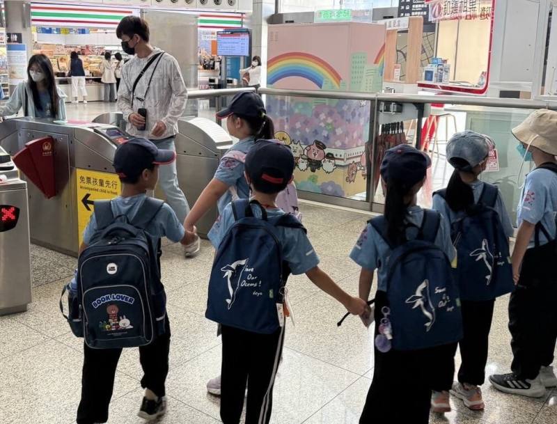 新竹縣新埔鎮照東國小是教育部認定「非山非市」學校，資源相對不足，高鐵新竹站26日表示，贈40多名師生來回車票，讓孩子前往台北市校外教學，實地體驗認識歷史文化，拓展視野。（高鐵新竹站提供）
