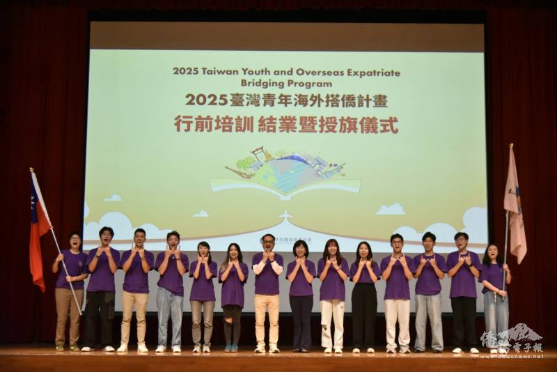 阮昭雄與美國華府組學員授旗合影